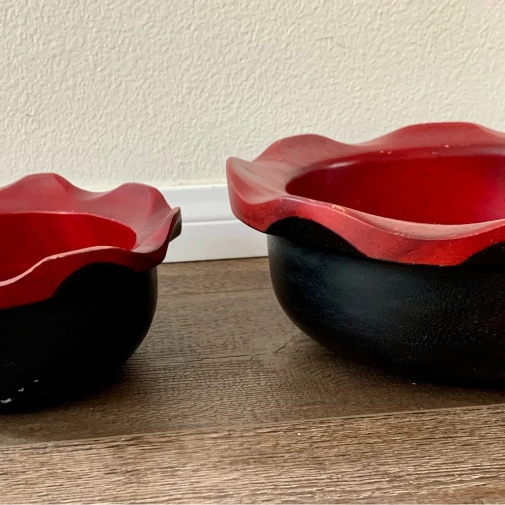 Set of 2 wooden bowls